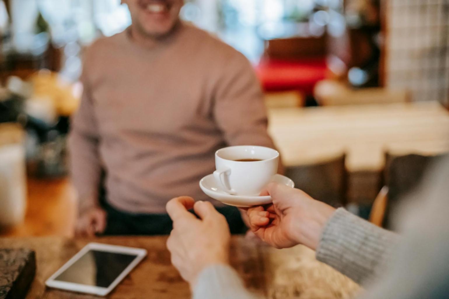 Famiglia che condivide un rituale quotidiano di connessione