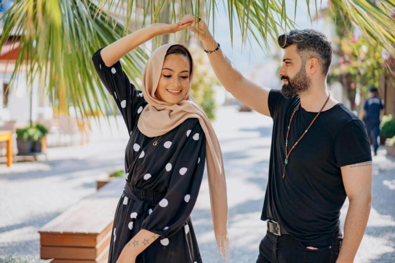 Famiglia che dialoga serenamente in un ambiente accogliente